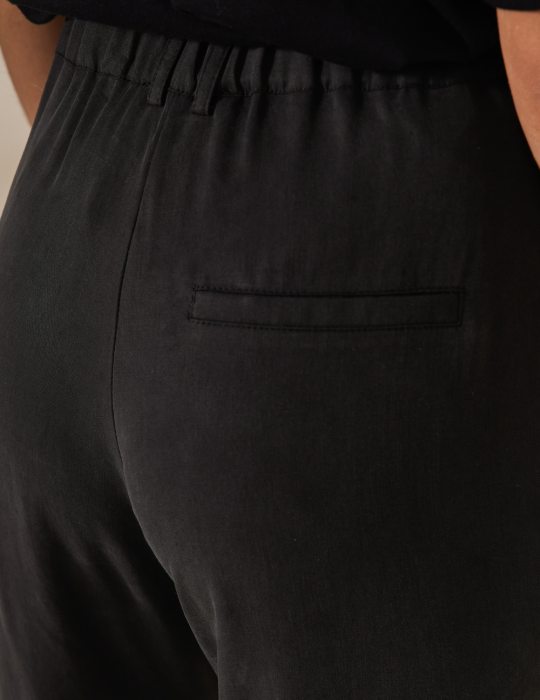 Γυναικείο παντελόνι με άνοιγμα στο μπατζάκι