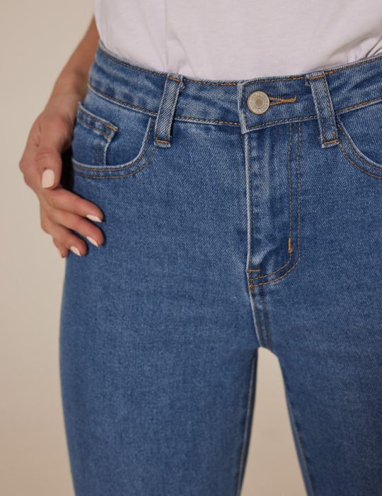 Γυναικείο τζιν παντελόνι ίσιο στενό μπατζάκι και ξέφτια