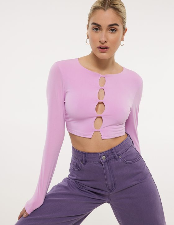 Γυναικεία ελαστική μπλούζα κοντή με κοψίματα μπροστά