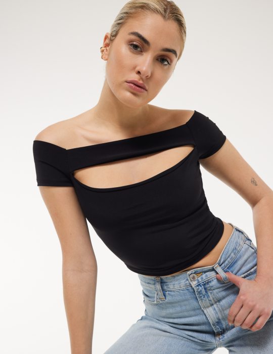 Γυναικεία κοντομάνικη κοντή εφαρμοστή cut out μπλούζα