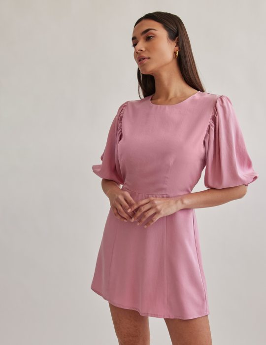 Μίνι υφασμάτινο φόρεμα με ανοιχτή πλάτη και φουσκωτό μανίκι