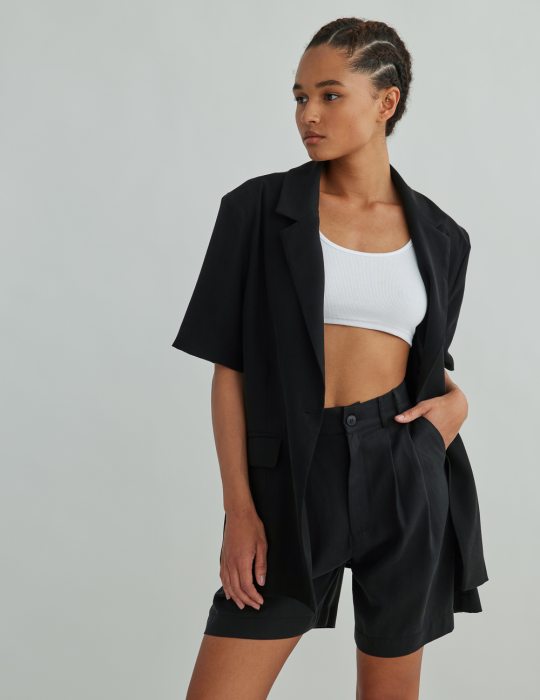 Γυναικείο σακάκι oversized με τσέπες και κοντό μανίκι
