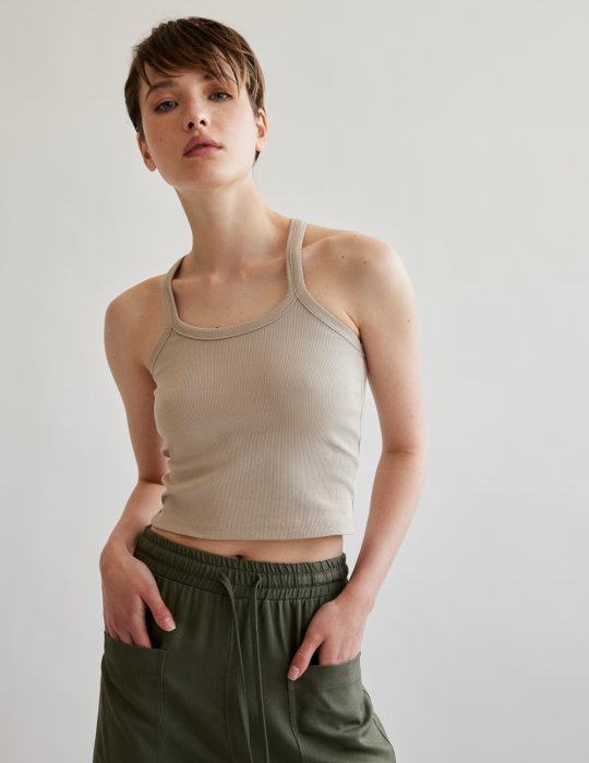 Γυναικεία μπλούζα με στενή πλάτη κοντή ριπ ελαστική
