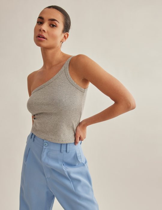 Γυναικεία αμάνικη μπλούζα με ακάλυπτο ώμο ριπ ελαστική