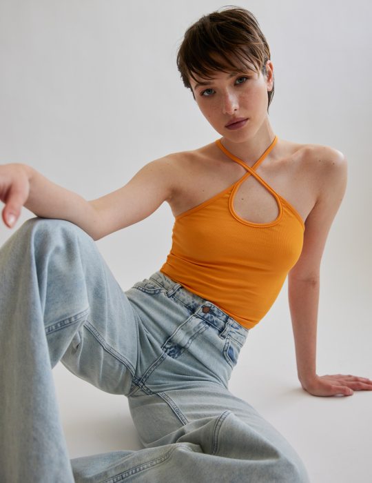 Γυναικεία ριπ κοντή μπλούζα με χιαστί τιράντες εφαρμοστή