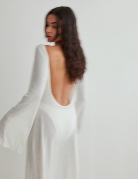 Μακρύ ημιδιάφανο φόρεμα με στρογγυλή πλάτη