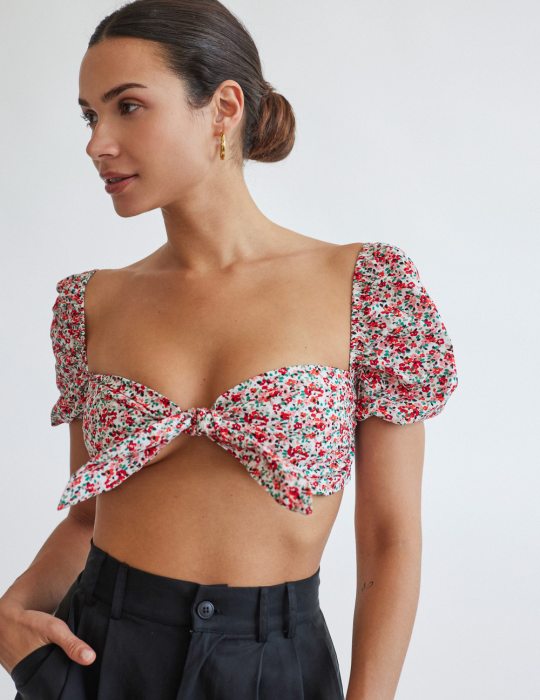 Γυναικεία κοντομάνικη εμπριμέ crop μπλούζα με φιόγκο και λάστιχο