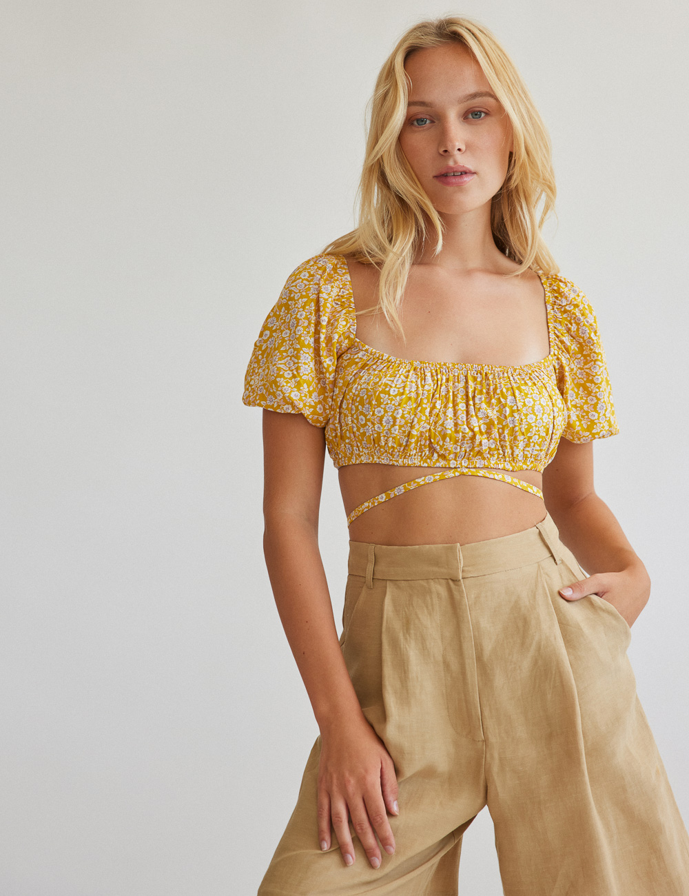 Woman printed ruched crop top and knot