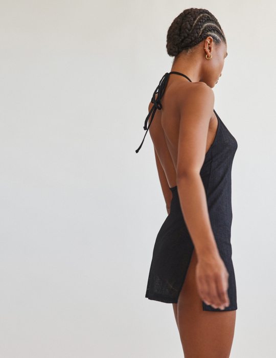 Μίνι halter φόρεμα διάτρητο με ανοιχτή πλάτη και σκίσιμο
