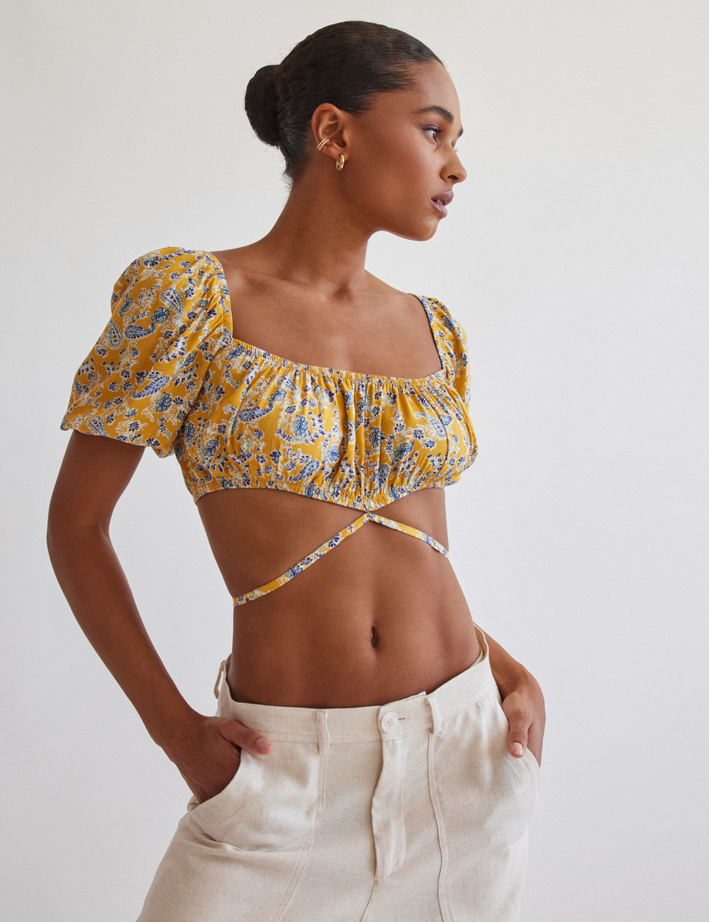 Woman printed ruched crop top and knot