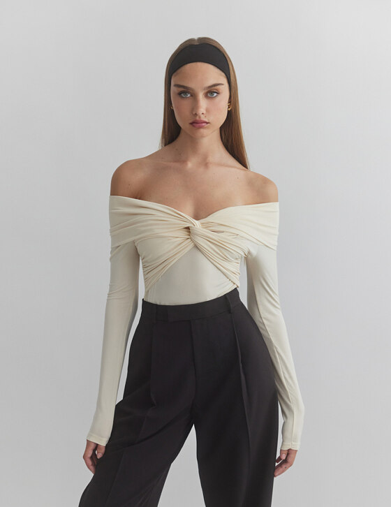 Off-shoulder κορμάκι με ανεστραμμένο ντεκολτέ σε χρώμα βανίλια