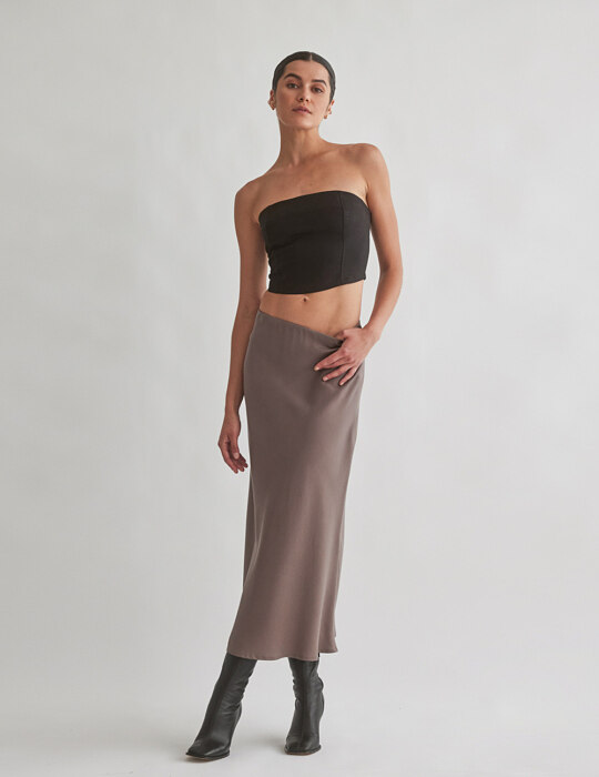 Midi ψηλόμεση υφασμάτινη φούστα σε χρώμα πούρο