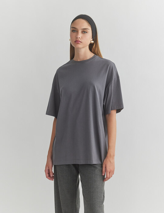 Βαμβακερή κοντομάνικη μπλούζα oversized σε γκρι σκούρο χρώμα