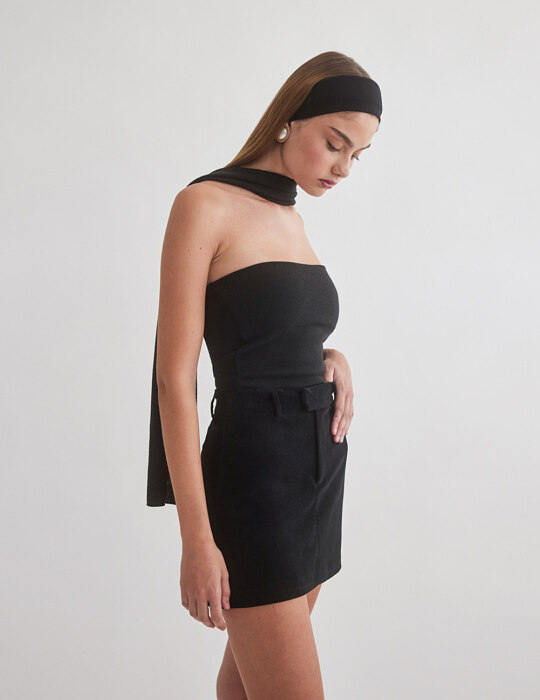 Μαύρη μίνι φούστα με απαλή υφή