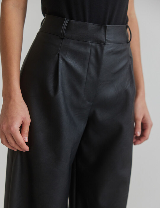 Μαύρο ριχτό δερμάτινο παντελόνι