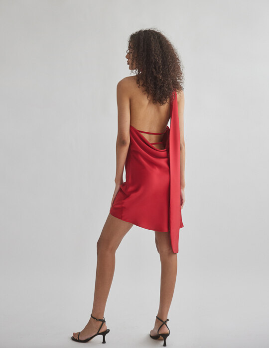 Κόκκινο σατέν μίνι φόρεμα με ανοιχτή πλάτη