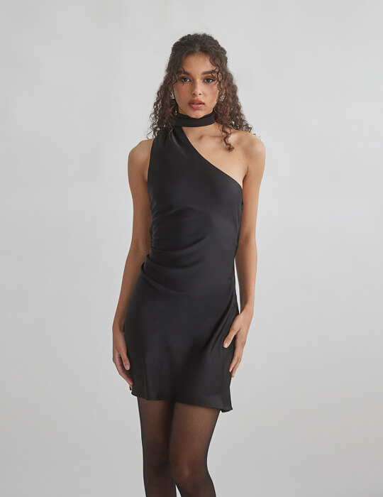 Μαύρο σατέν μίνι φόρεμα με ανοιχτή πλάτη