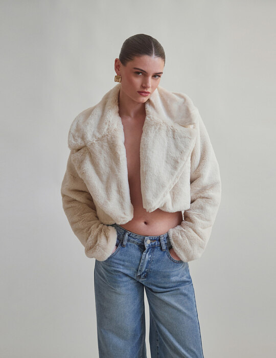 Cropped παλτό με όψη γούνα