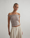 Off-shoulder τοπ με ανεστραμμένες τιράντες
