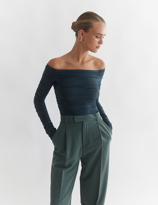 Off-shoulder μπλούζα με σούρες από bamboo