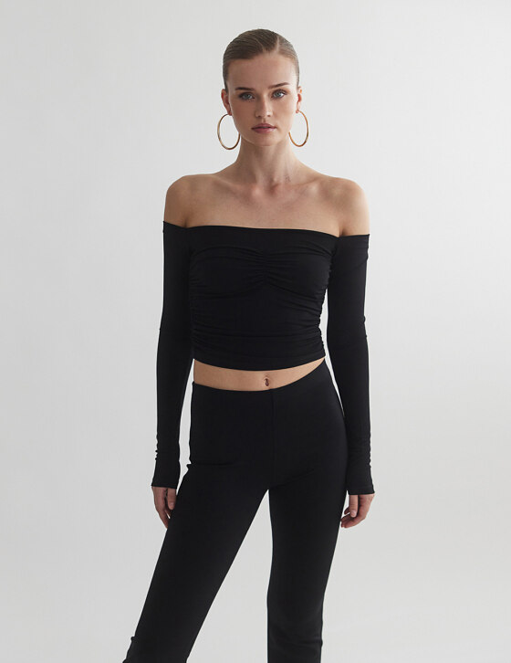 Μακρυμάνικη off-shoulder μπλούζα με σούρες