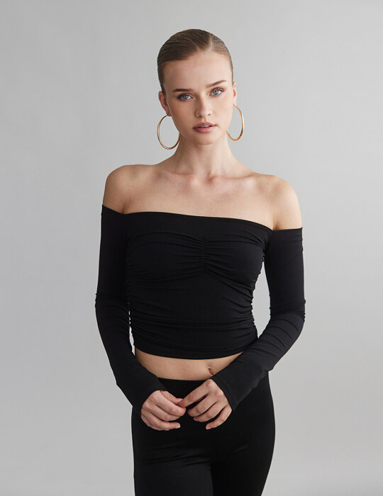 Μακρυμάνικη off-shoulder μπλούζα με σούρες