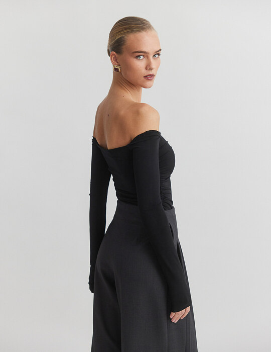 Μακρυμάνικη off-shoulder μπλούζα με σούρες