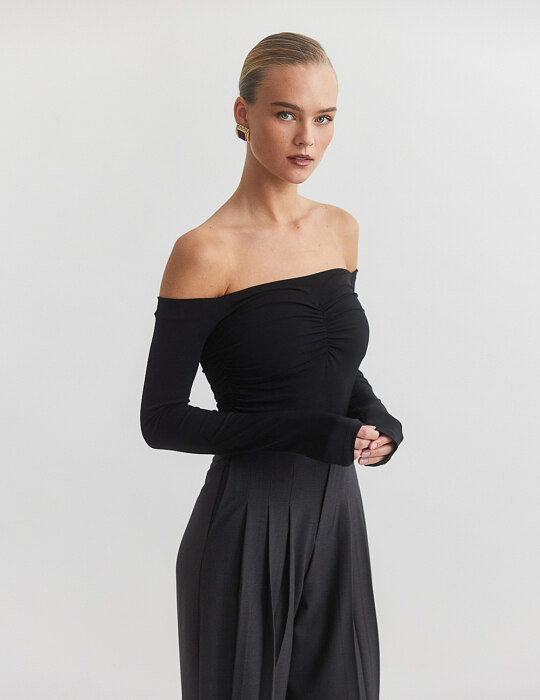 Μακρυμάνικη off-shoulder μπλούζα με σούρες