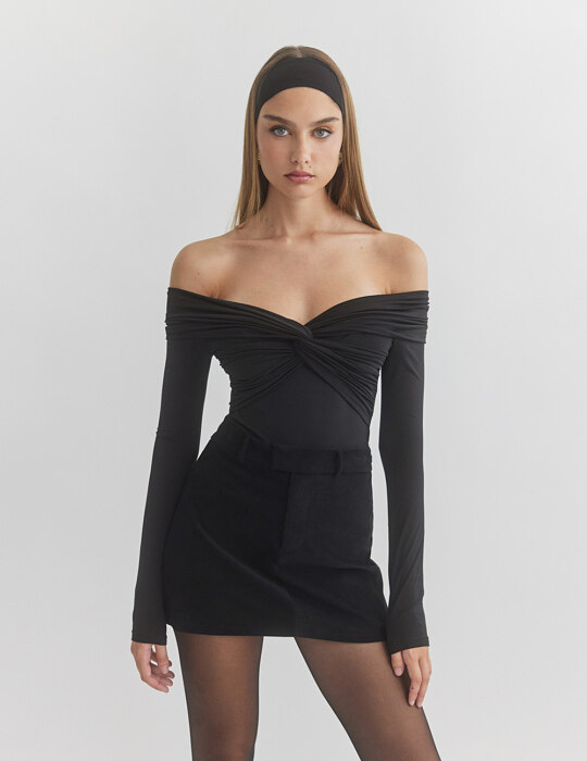 Off-shoulder κορμάκι με ανεστραμμένο ντεκολτέ