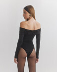 Off-shoulder κορμάκι με ανεστραμμένο ντεκολτέ