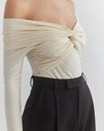 Off-shoulder κορμάκι με ανεστραμμένο ντεκολτέ