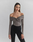 Off-shoulder κορμάκι με ανεστραμμένο ντεκολτέ