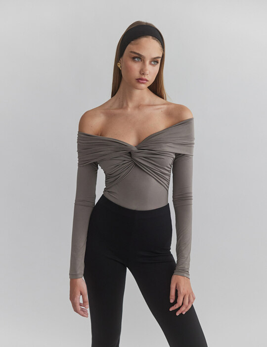 Off-shoulder κορμάκι με ανεστραμμένο ντεκολτέ