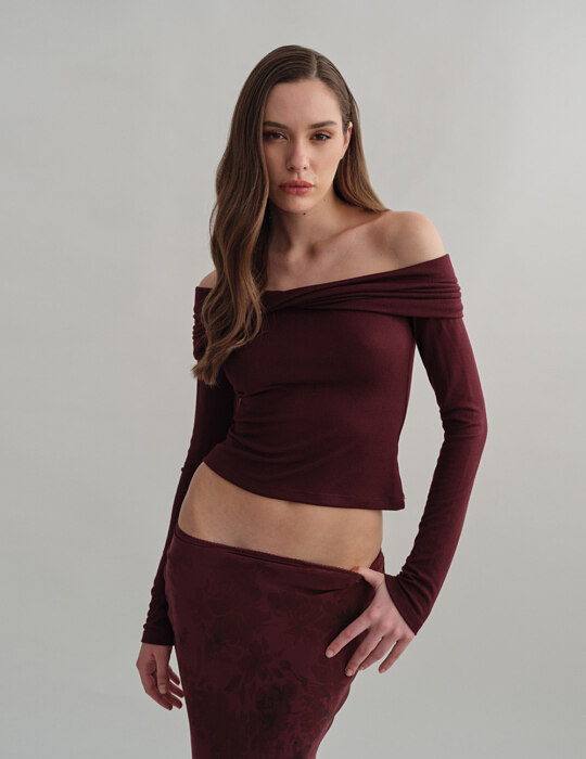 Off-shoulder πλεκτή μακρυμάνικη μπλούζα