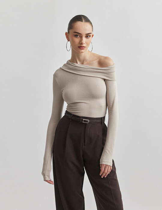 Πλεκτή one-shoulder μπλούζα