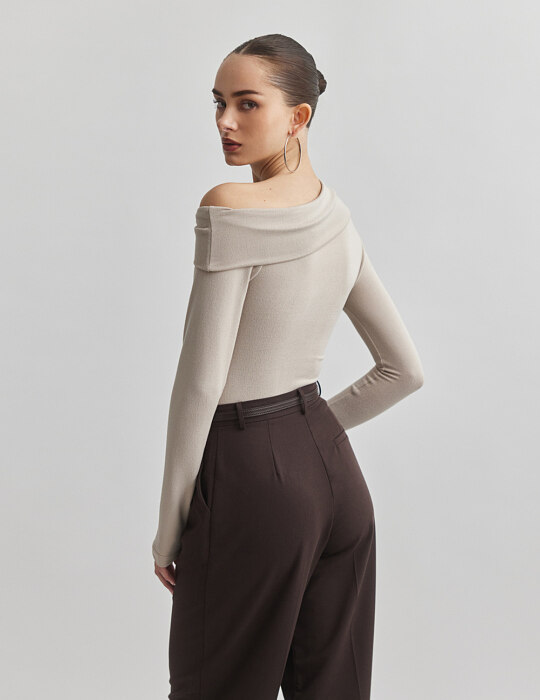 Πλεκτή one-shoulder μπλούζα