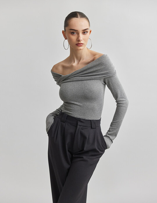 Off-shoulder πλεκτή μακρυμάνικη μπλούζα