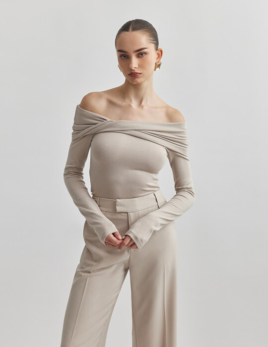 Off-shoulder πλεκτή μακρυμάνικη μπλούζα