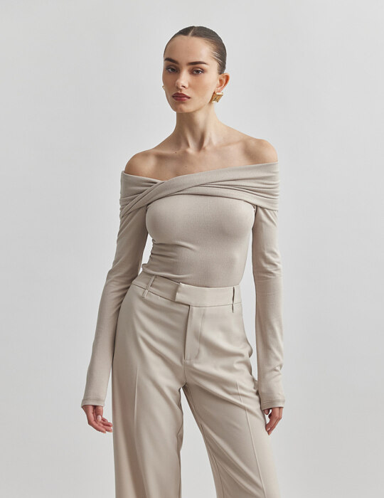 Off-shoulder πλεκτή μακρυμάνικη μπλούζα