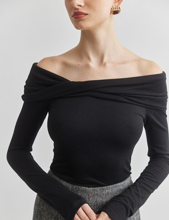 Off-shoulder πλεκτή μακρυμάνικη μπλούζα