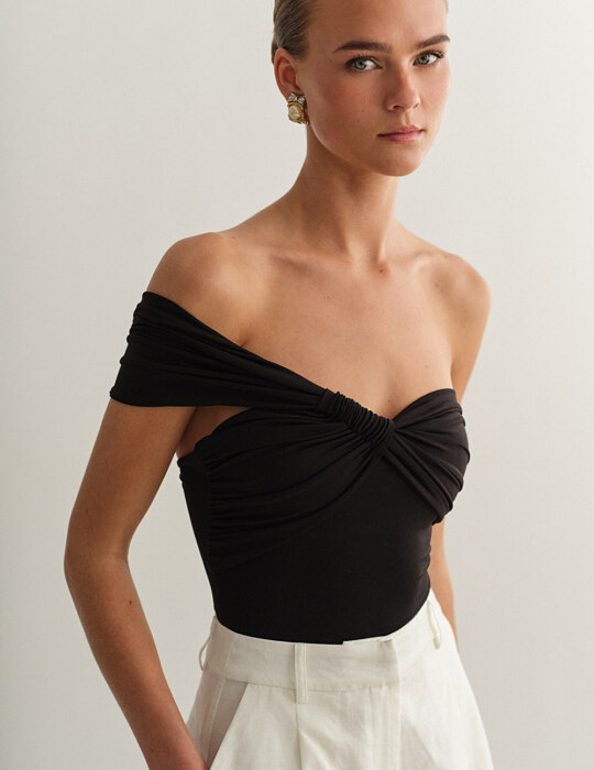 One-shoulder κορμάκι με σούρες