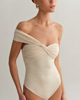 One-shoulder κορμάκι με σούρες