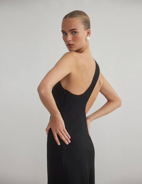 Λινό μακρύ φόρεμα με ανοιχτή πλάτη one-shoulder