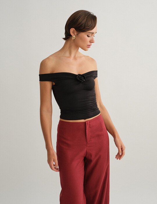 Off-shoulder τοπ με λεπτομέρεια λουλούδι