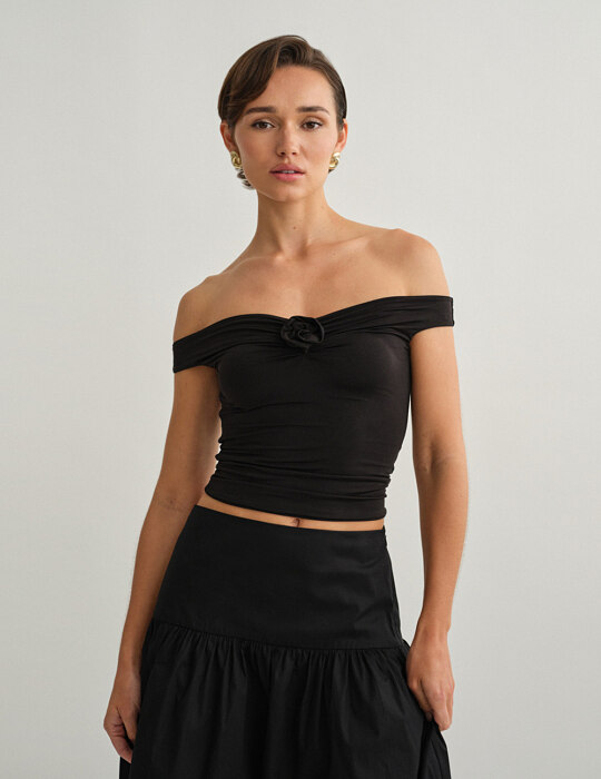 Off-shoulder τοπ με λεπτομέρεια λουλούδι