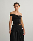 Off-shoulder τοπ με λεπτομέρεια λουλούδι