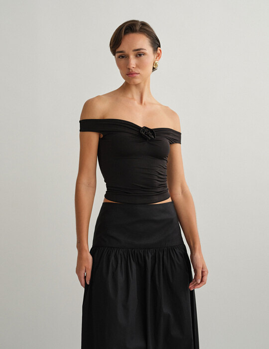 Off-shoulder τοπ με λεπτομέρεια λουλούδι