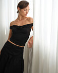 Off-shoulder τοπ με λεπτομέρεια λουλούδι