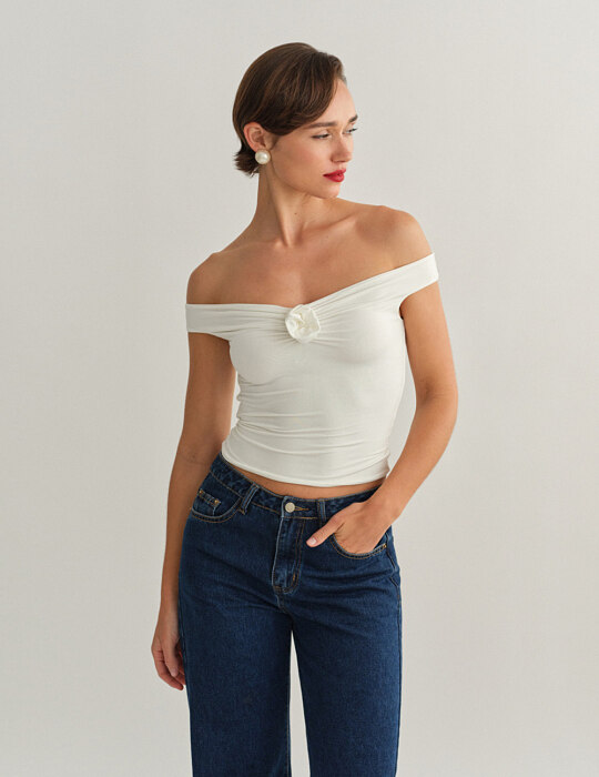 Off-shoulder τοπ με λεπτομέρεια λουλούδι