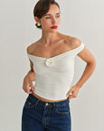 Off-shoulder τοπ με λεπτομέρεια λουλούδι